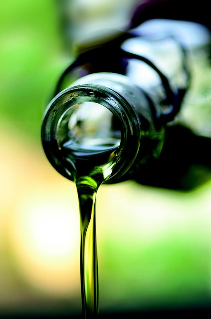 Harzflecken mit Olivenöl entfernen